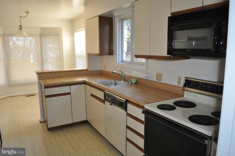 14211 Summit Lane Laurel, MD 20708 - Photo 21 of 26 Kitchen
