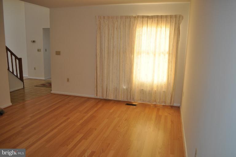 14211 Summit Lane Laurel, MD 20708 - Photo 8 of 26 Living Room