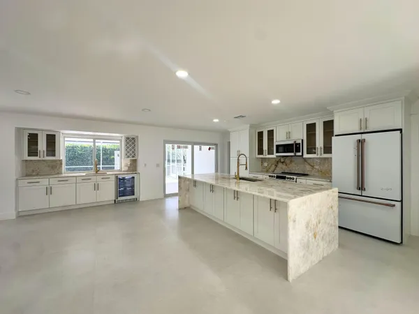 $1,450,000 | 359 Country Club Drive, Tequesta, FL 33469