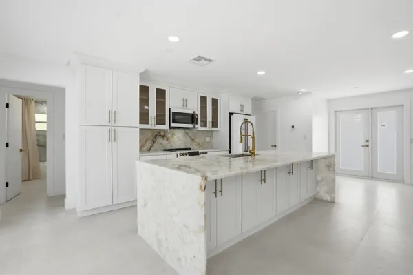 $1,450,000 | 359 Country Club Drive, Tequesta, FL 33469