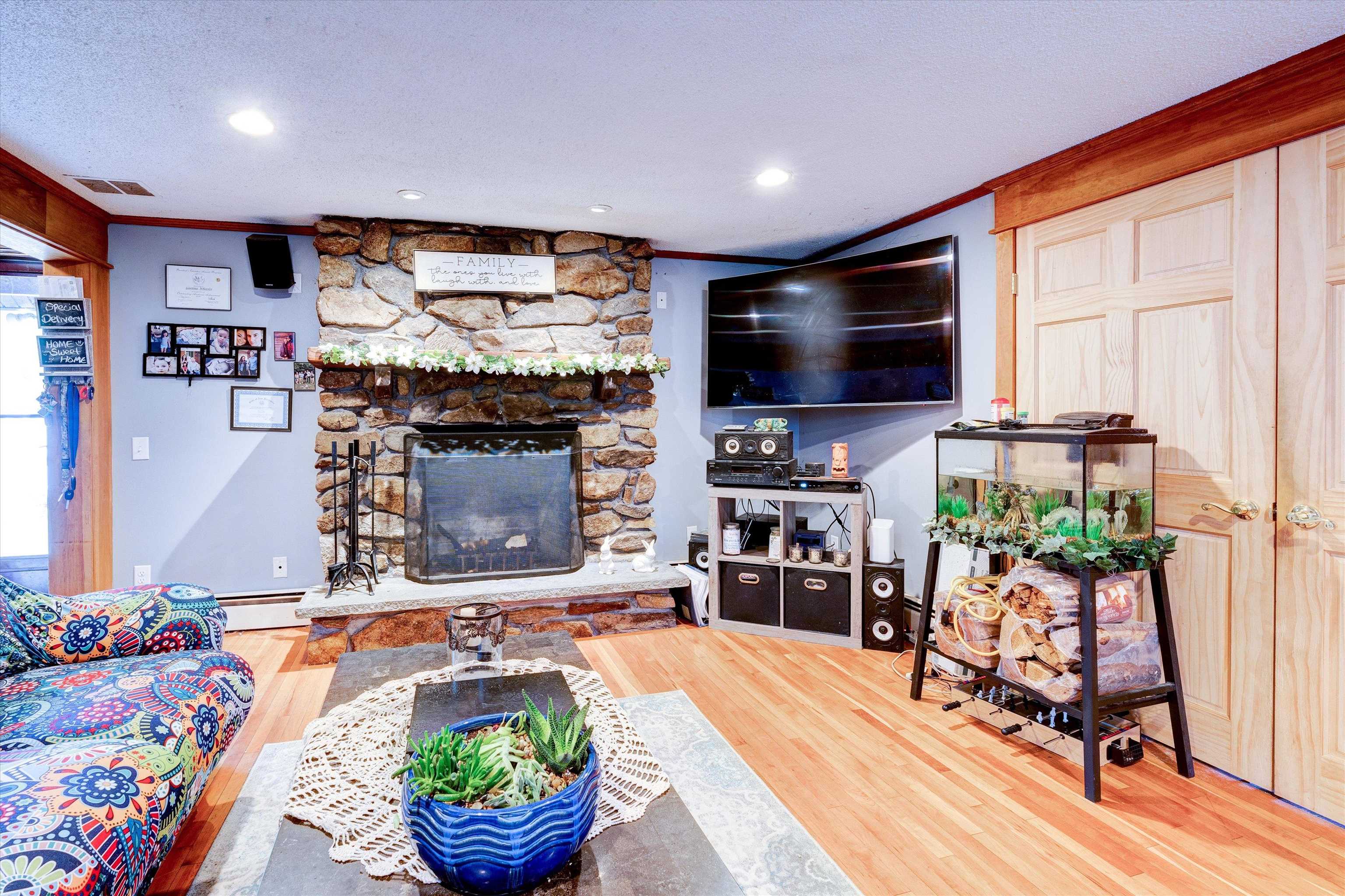 184 Stage Road Nottingham, NH 03290 - Photo 7 of 38