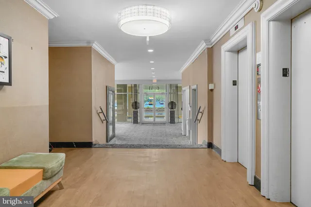 a view of livingroom with furniture and ceiling fan