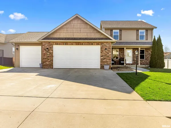 $379,900 | 833 Stonelake Drive, Metamora, IL 61548