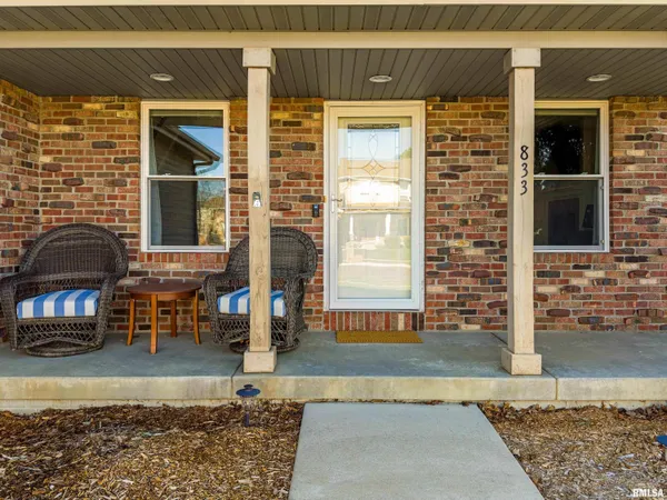 $379,900 | 833 Stonelake Drive, Metamora, IL 61548