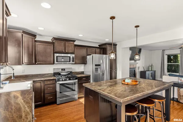 $379,900 | 833 Stonelake Drive, Metamora, IL 61548