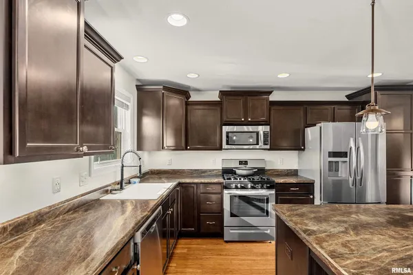 $379,900 | 833 Stonelake Drive, Metamora, IL 61548