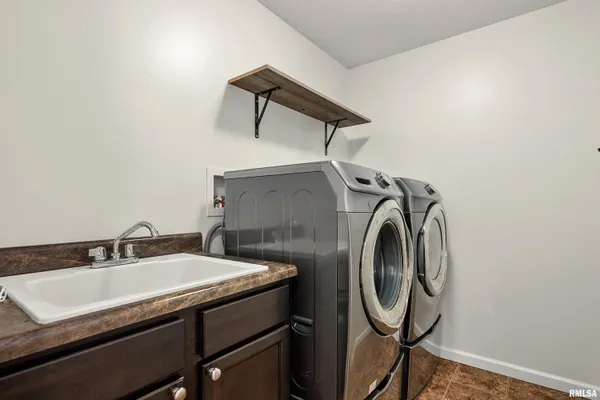 $379,900 | 833 Stonelake Drive, Metamora, IL 61548