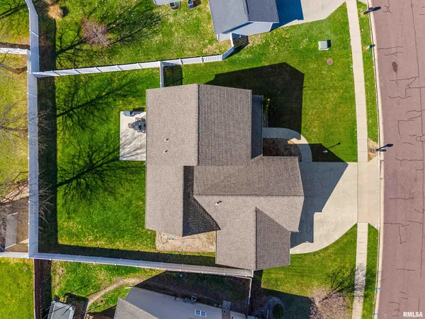$379,900 | 833 Stonelake Drive, Metamora, IL 61548