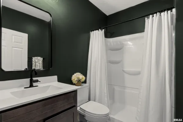 $379,900 | 833 Stonelake Drive, Metamora, IL 61548