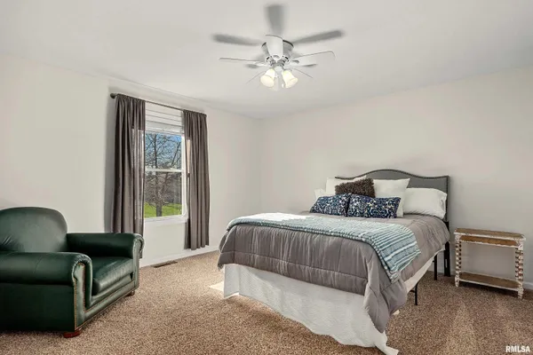 $379,900 | 833 Stonelake Drive, Metamora, IL 61548