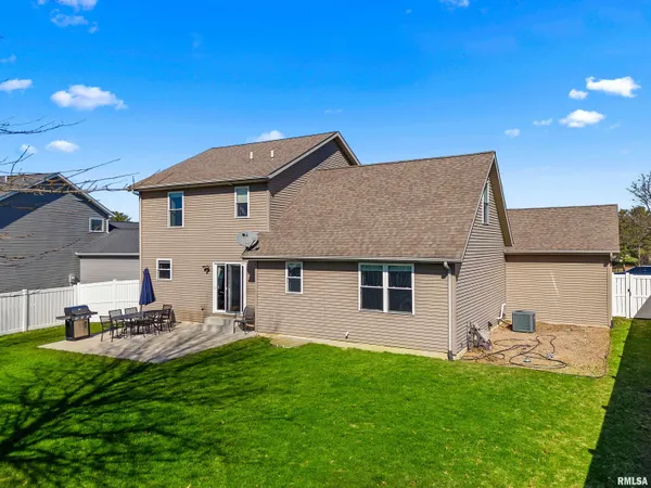 $379,900 | 833 Stonelake Drive, Metamora, IL 61548