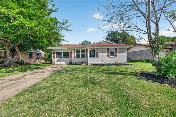$2,300 | 324 North Shore Place, Lewisville, TX 75067