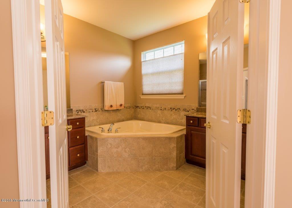 24 Brattleboro Road Jackson, NJ 08527 - Photo 12 of 24 16 Master Bath