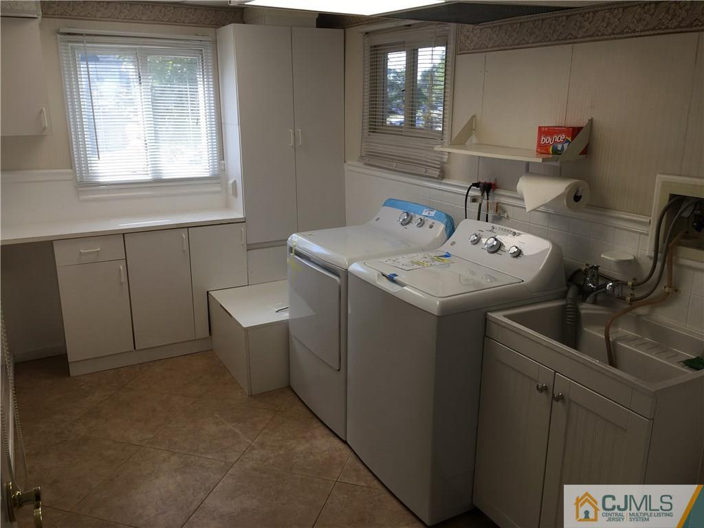33 Back Drive Edison, NJ 08817 - Photo 23 of 25 a utility room with dryer and washer