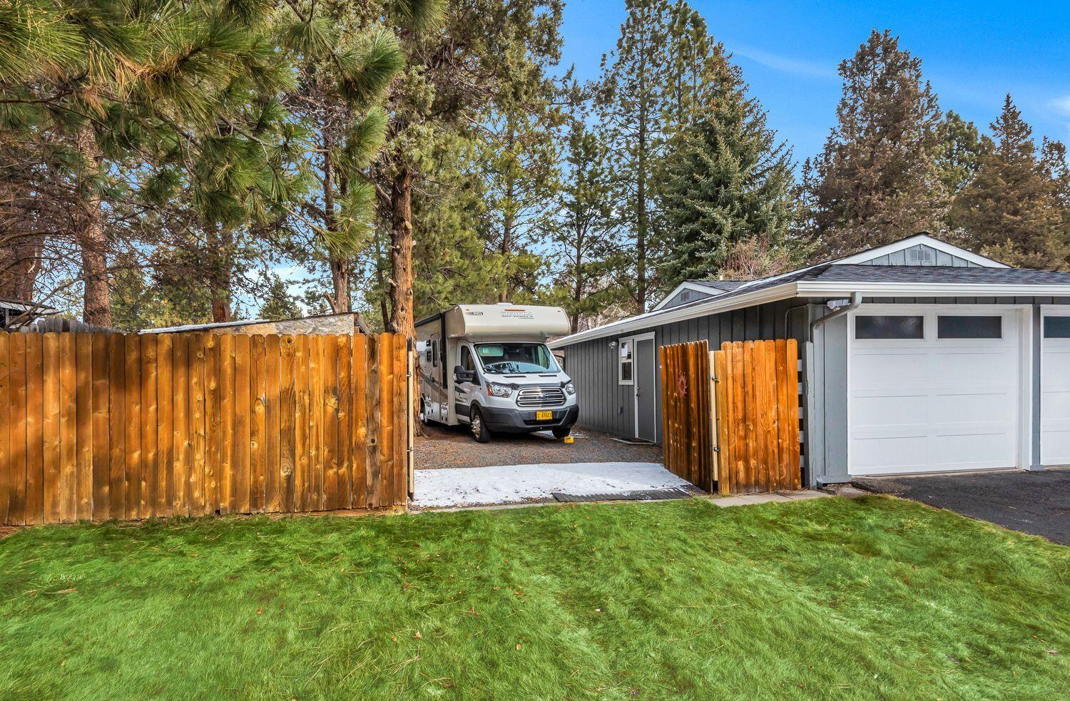 20374 Rae Road Bend, OR 97702 - Photo 3 of 22 p25