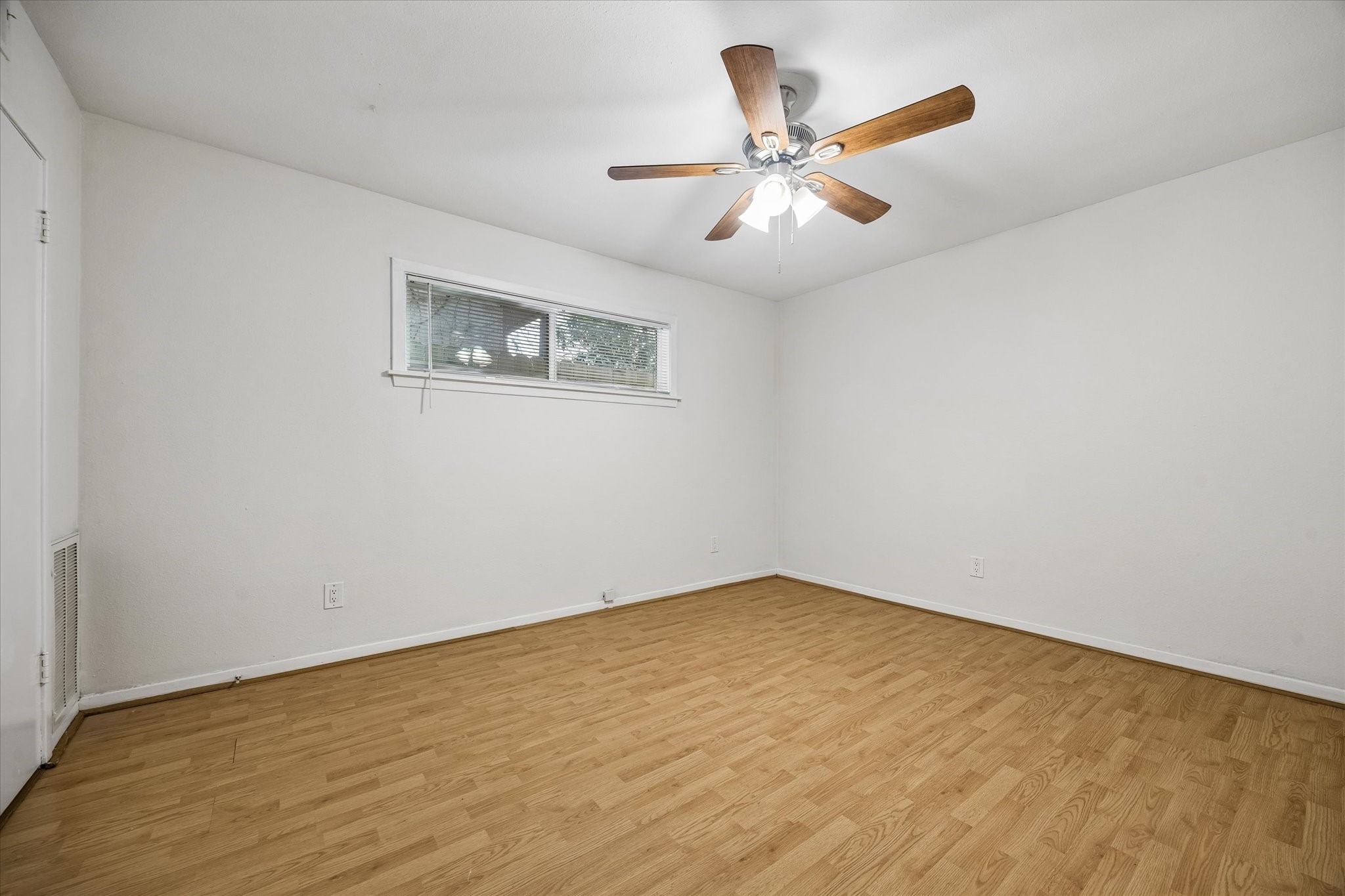 2206 Mason Street, Unit 7 Houston, TX 77006 - Photo 9 of 11 a view of an empty room with wooden floor and a ceiling fan