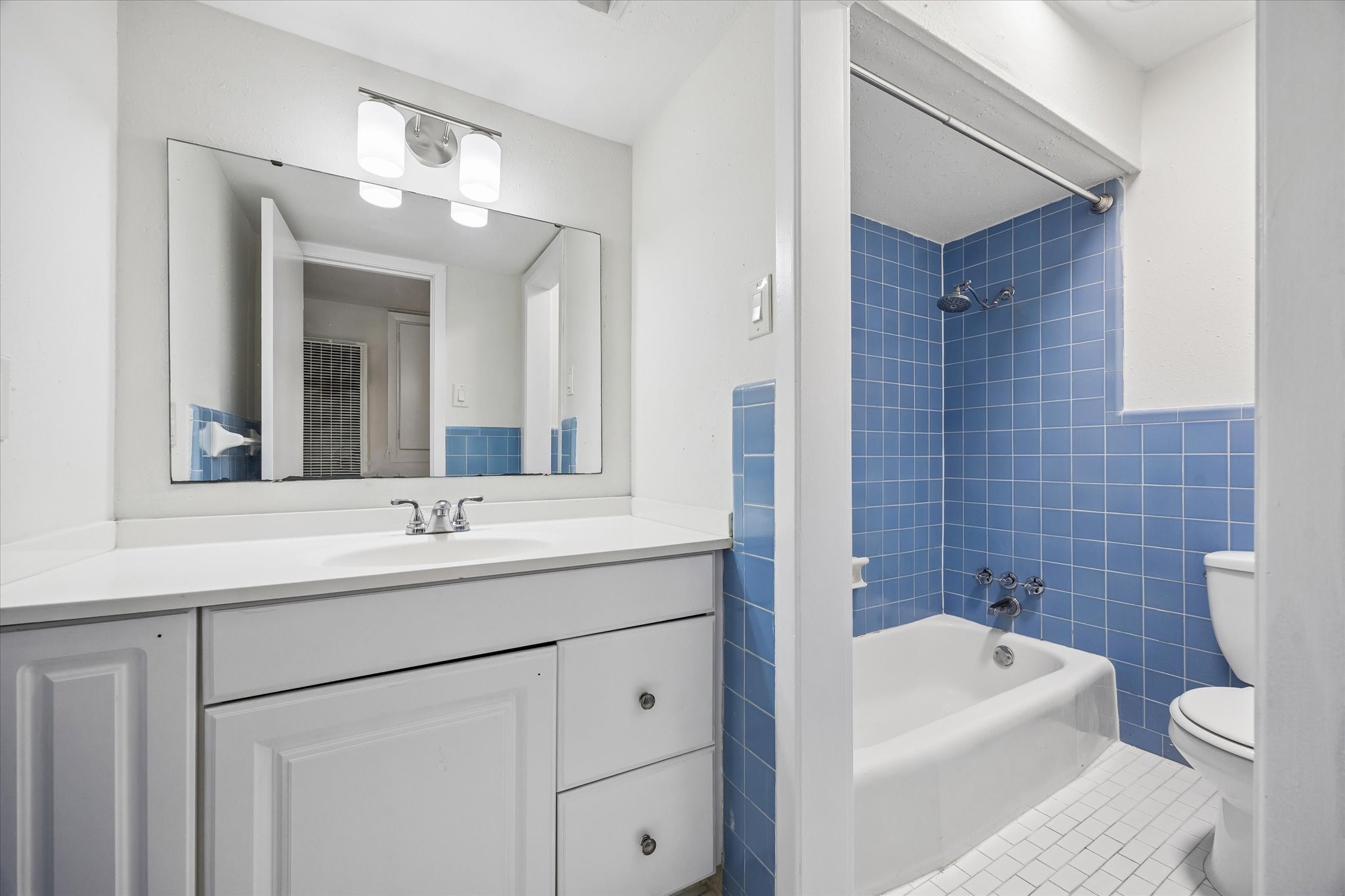 2206 Mason Street, Unit 7 Houston, TX 77006 - Photo 10 of 11 a bathroom with a sink a toilet and shower