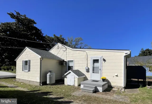 a view of a back yard