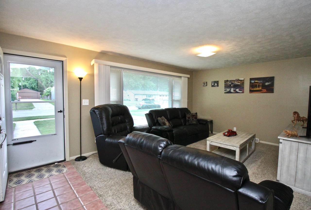4613 Cayuga Road Rockford, IL 61107 - Photo 4 of 19 a living room with furniture and a window