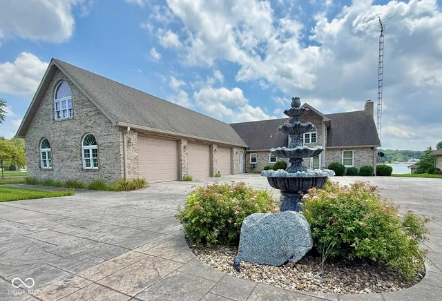 $879,000 | 1085 East North Shore Drive, Brownstown, IN 47220