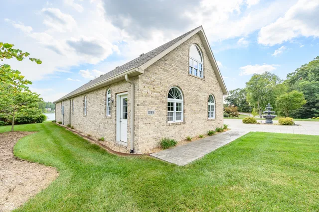 $879,000 | 1085 East North Shore Drive, Brownstown, IN 47220