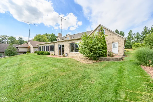 $879,000 | 1085 East North Shore Drive, Brownstown, IN 47220