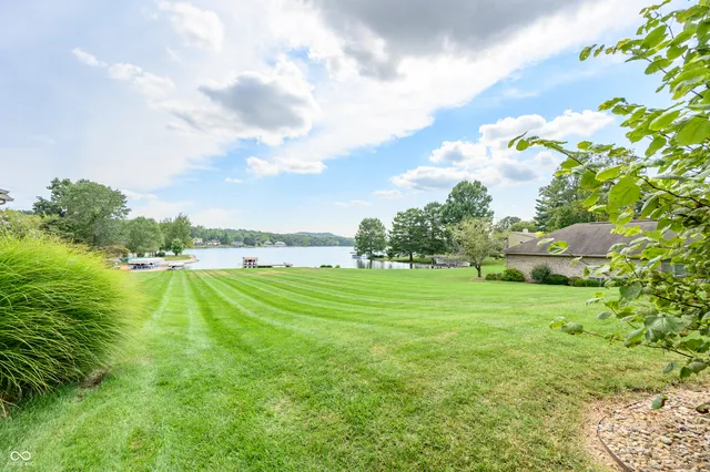 $879,000 | 1085 East North Shore Drive, Brownstown, IN 47220