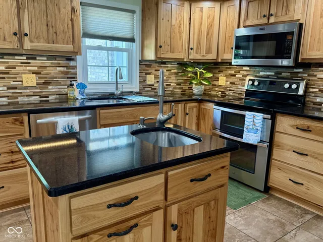 $879,000 | 1085 East North Shore Drive, Brownstown, IN 47220