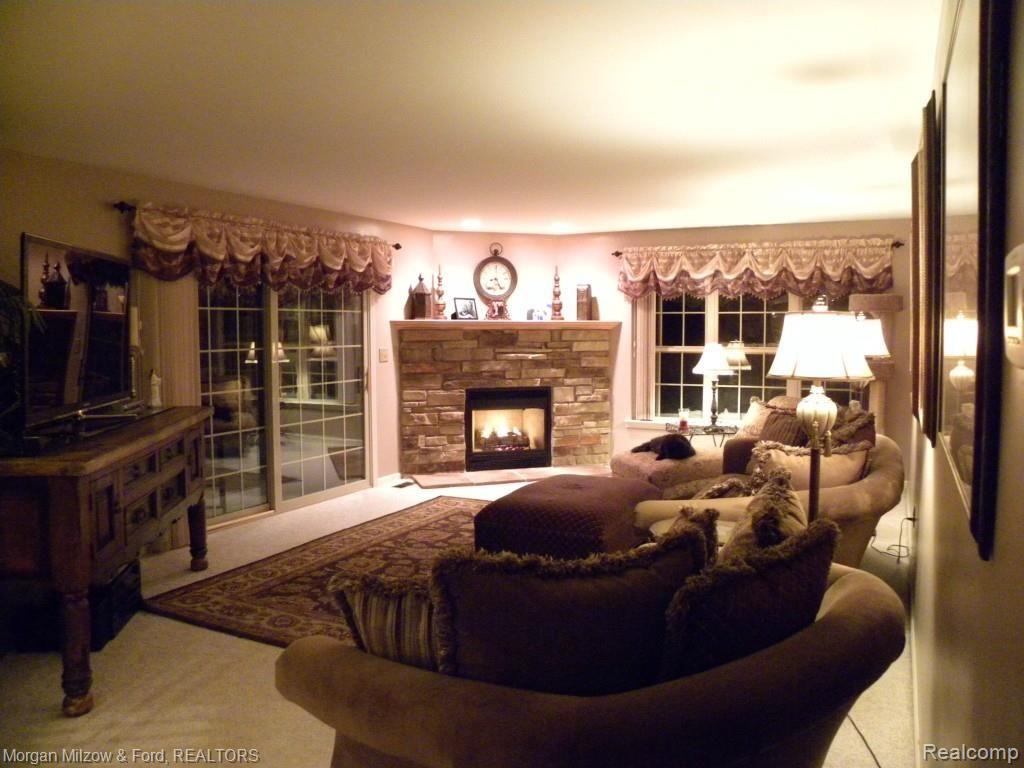 3217 Mann Road Waterford, MI 48329 - Photo 9 of 32 10 Family Room.jpg