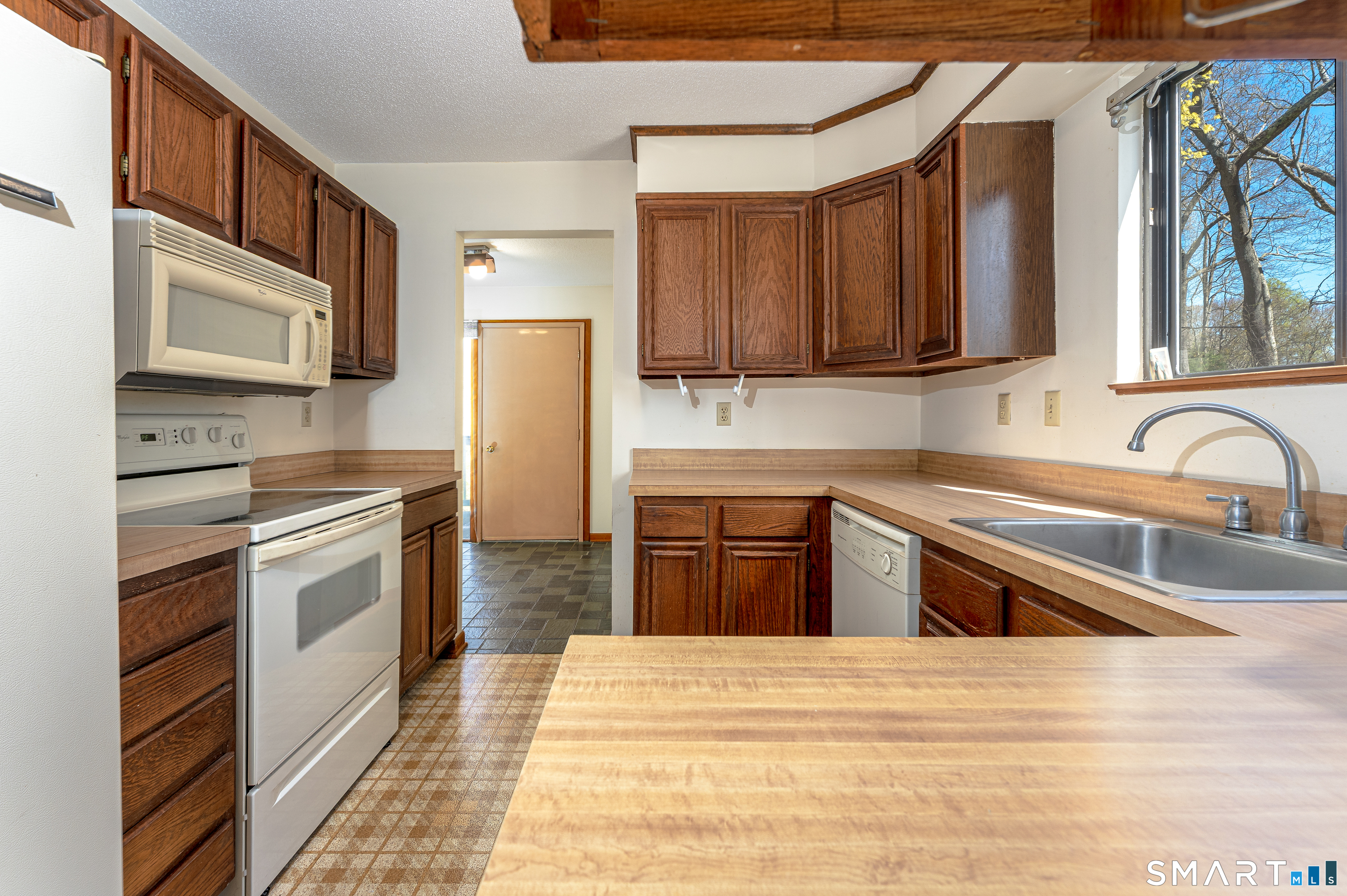 737 Leetes Island Road Guilford, CT 06437 - Photo 23 of 40