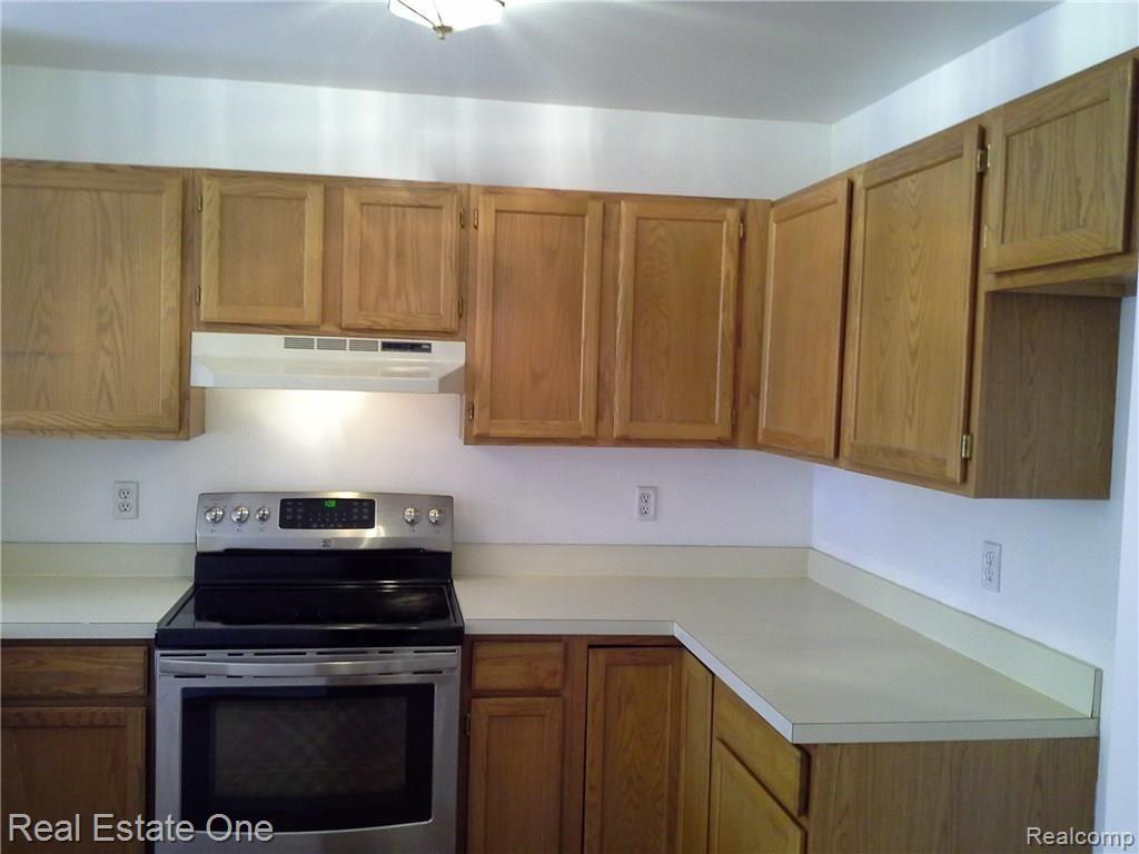 2577 South Commerce Road, Unit 11 Wolverine Lake, MI 48390 - Photo 8 of 57