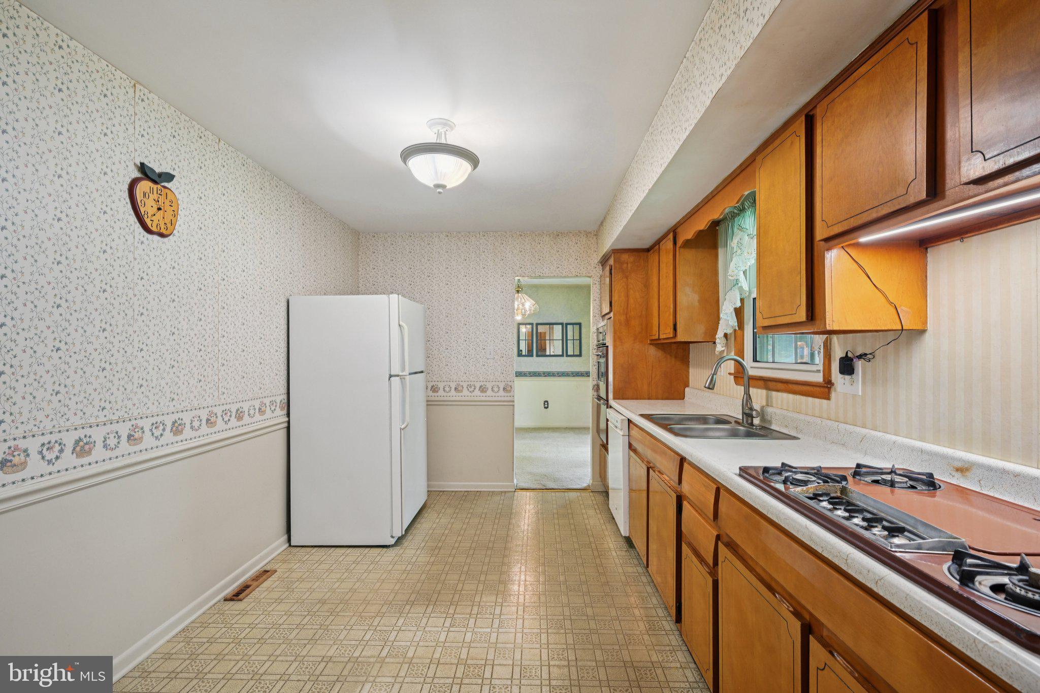 9 Cooper Tomlinson Road Medford, NJ 08055 - Photo 14 of 39 a kitchen with a stove a refrigerator and a sink