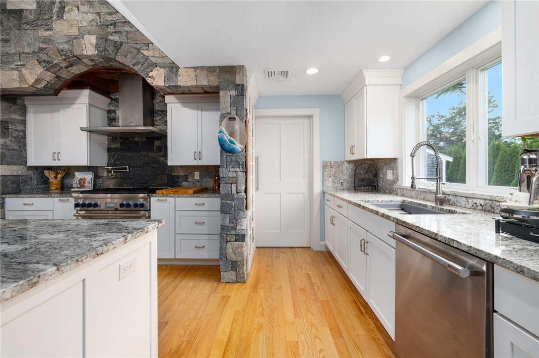 10 Maywood Road Narragansett, RI 02882 - Photo 9 of 36 Gallery Image 9