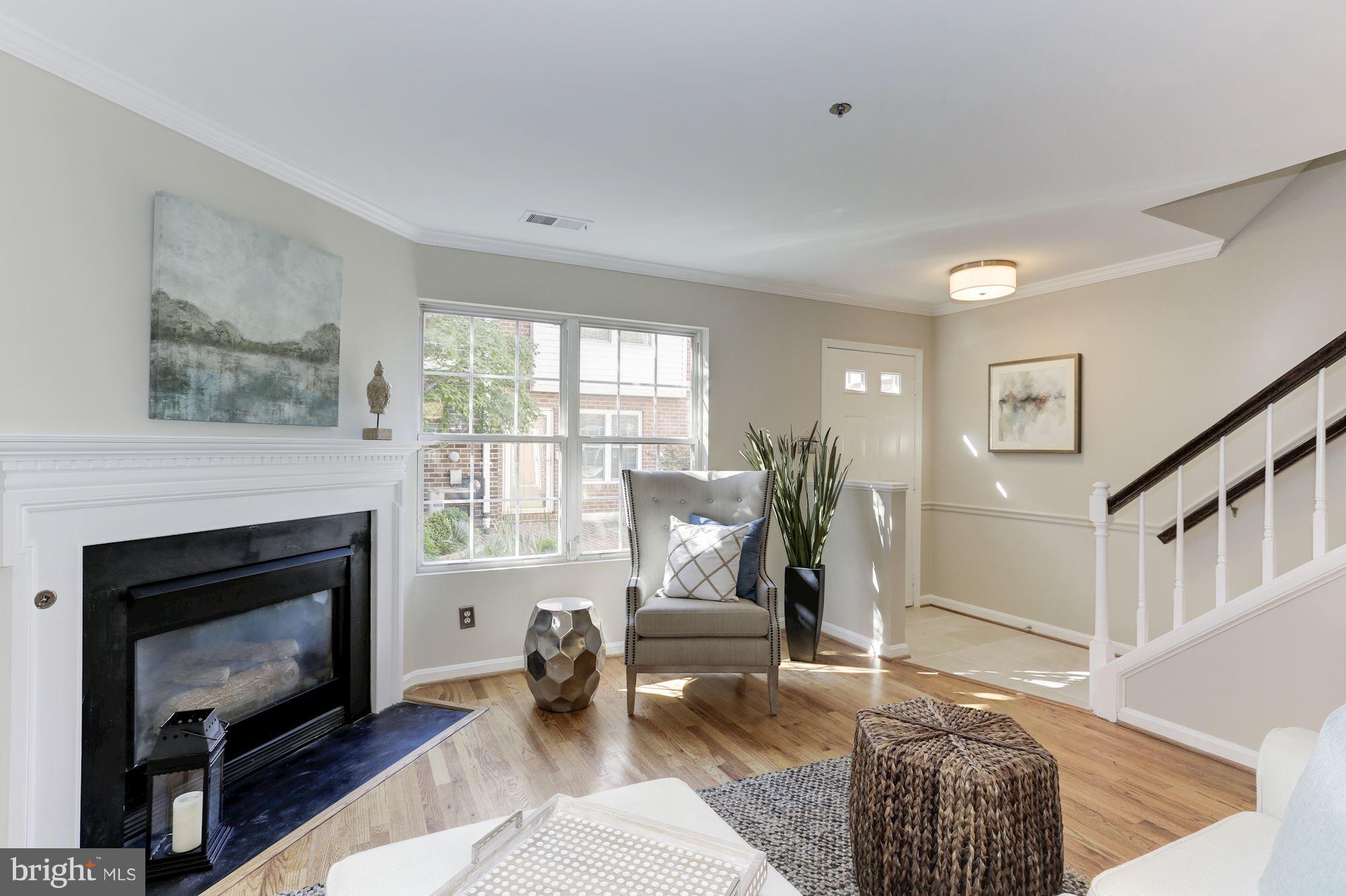 3060 South Glebe Road Arlington, VA 22206 - Photo 12 of 30 Living Room