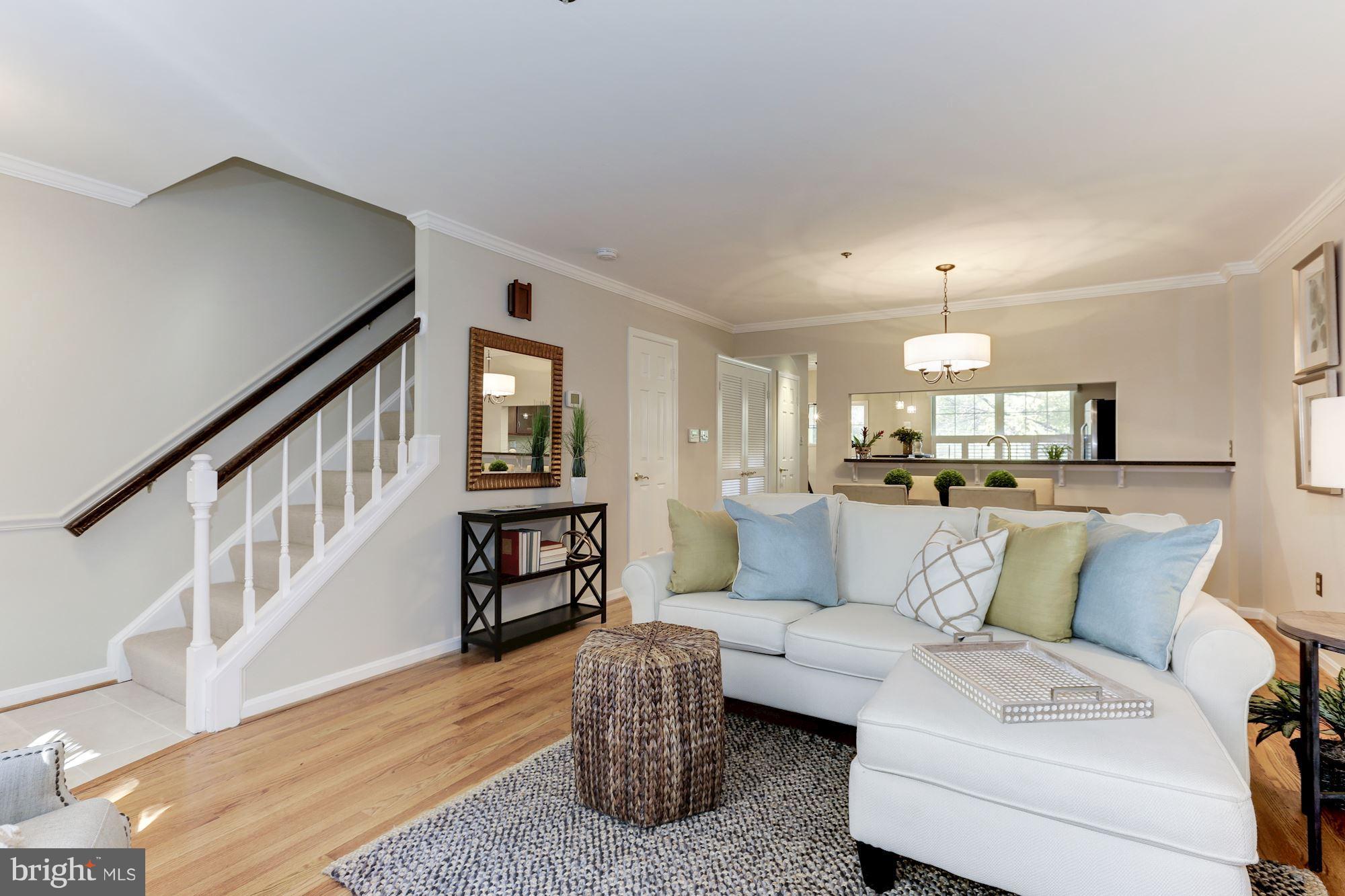 3060 South Glebe Road Arlington, VA 22206 - Photo 13 of 30 Living Room