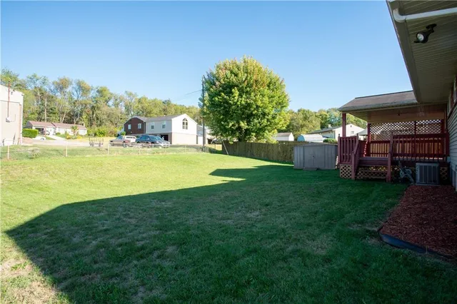 a view of a backyard