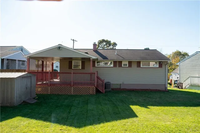 a view of a house with backyard