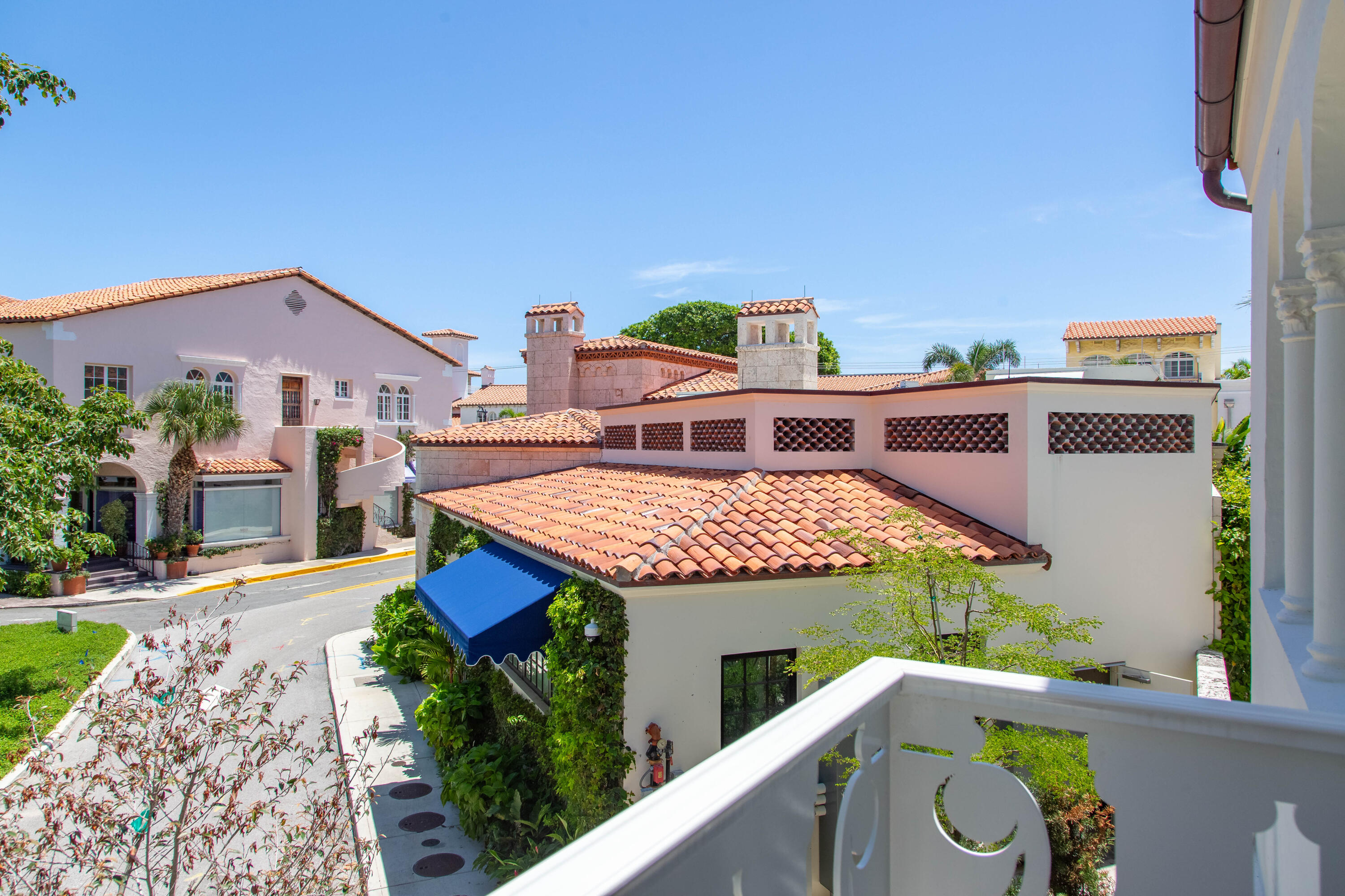 236 Phipps Plaza, Unit D Palm Beach, FL 33480 - Photo 41 of 55 an aerial view of a house with a yard