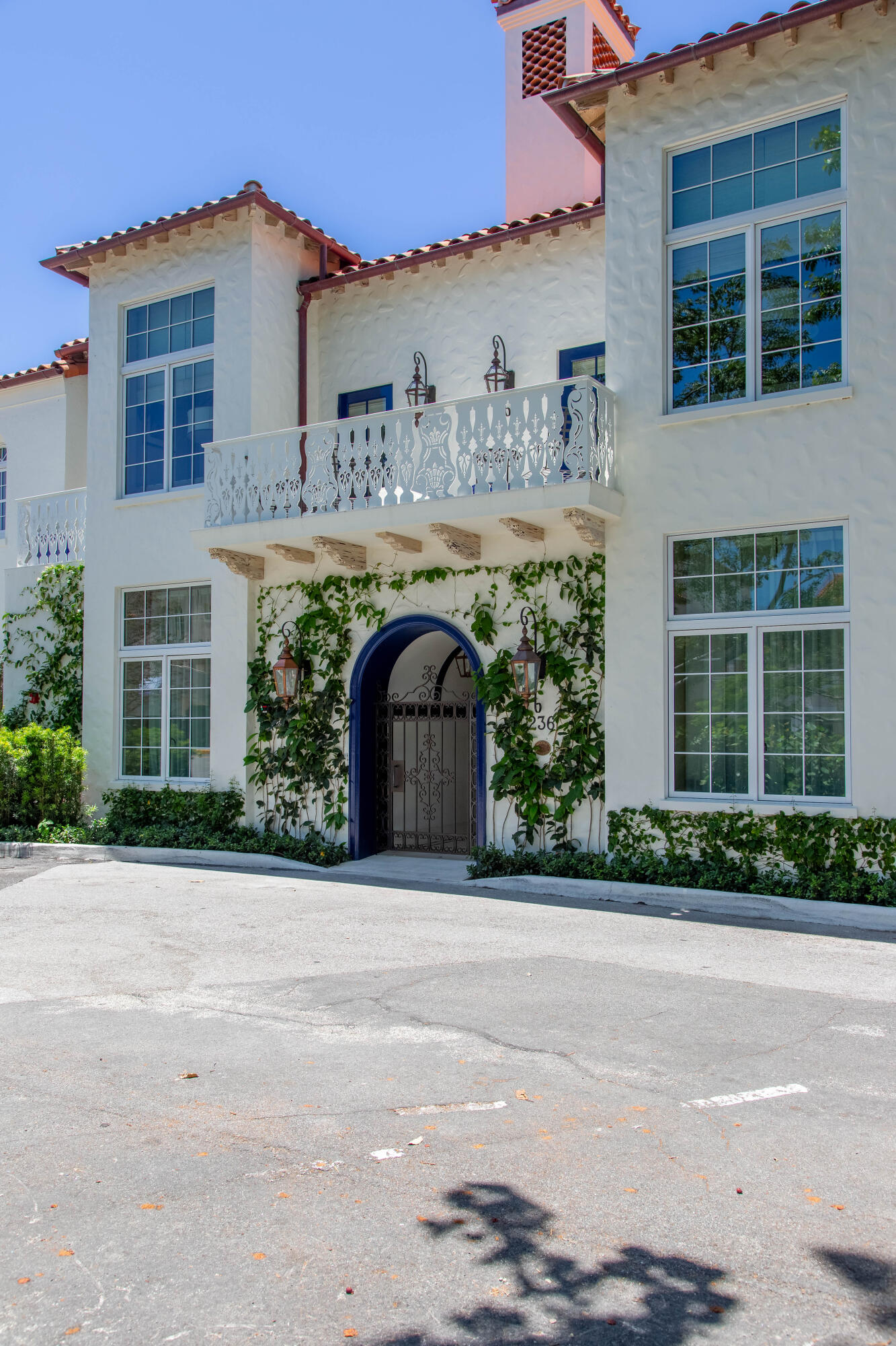 236 Phipps Plaza, Unit D Palm Beach, FL 33480 - Photo 43 of 55 a front view of a house with a garden