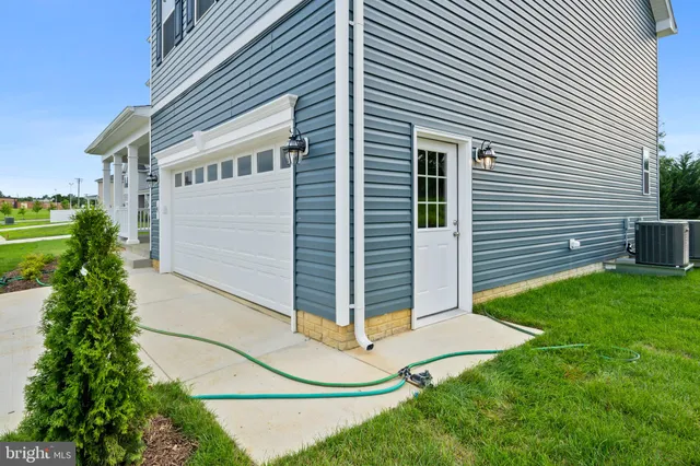 a view of backyard with a garden