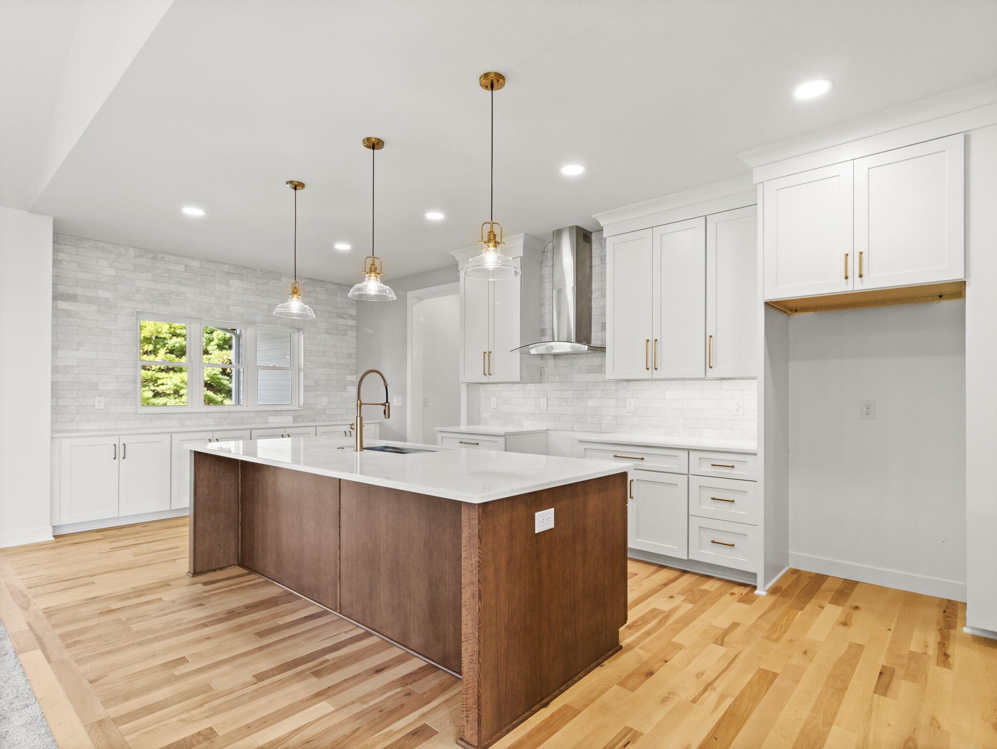 W151N11847 Mistletoe Road Germantown, WI 53022 - Photo 16 of 42 Kitchen