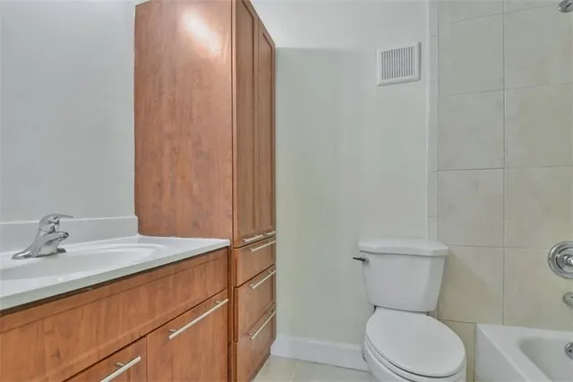 $369,900 | 5544 Lakewood Circle East, Unit E, Pompano Beach, FL 33063