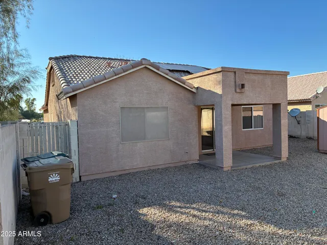 a view of a house with backyard