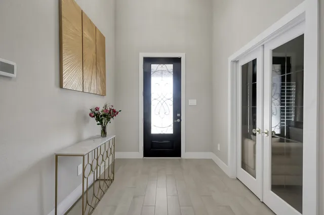 a view of entryway with livingroom
