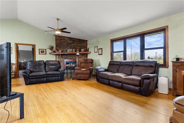 $670,000 | 471 County Road, Centerview, MO 64019