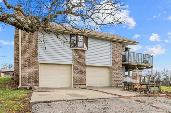 $670,000 | 471 County Road, Centerview, MO 64019