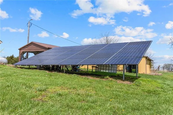 $670,000 | 471 County Road, Centerview, MO 64019