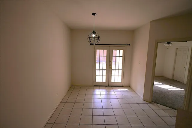 a view of entryway with window