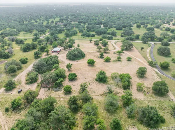 $632,960 | 445 Private Road 7822, Natalia, TX 78059