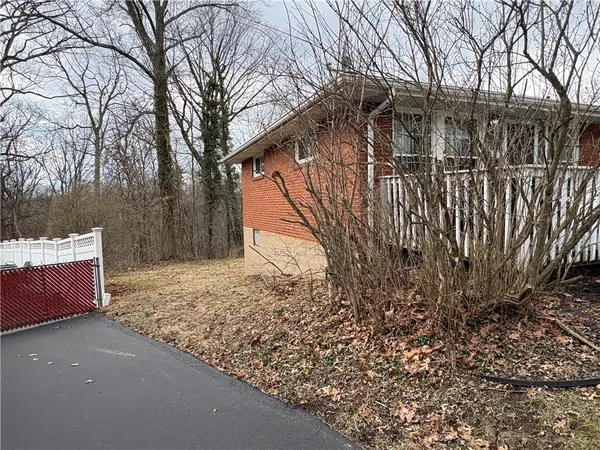 $179,900 | 562 Firethorne Drive, Monroeville, PA 15146